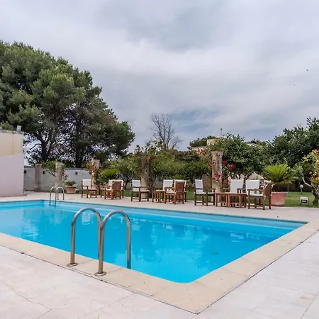 Masseria Li Campi 4* كافالينو دي ليتشي